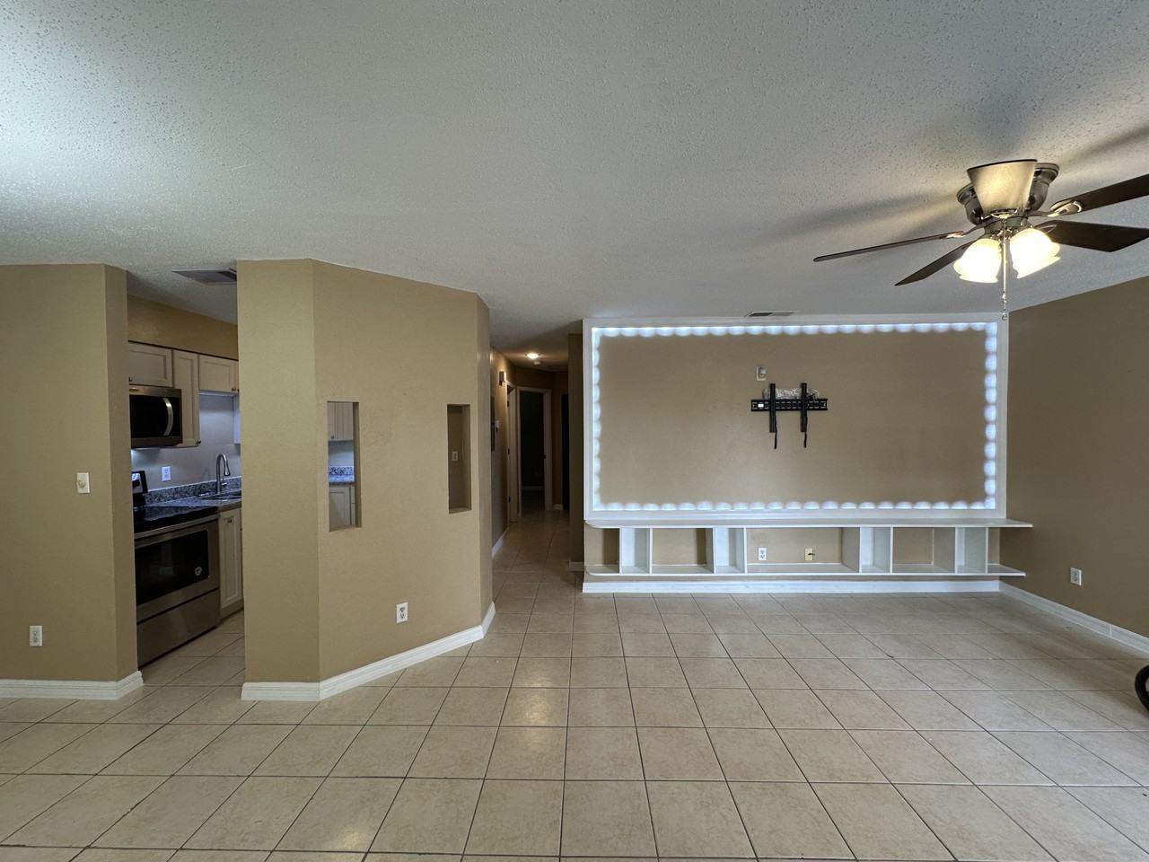 1805 Se 15th Pl #2 - Photo 5 of 16