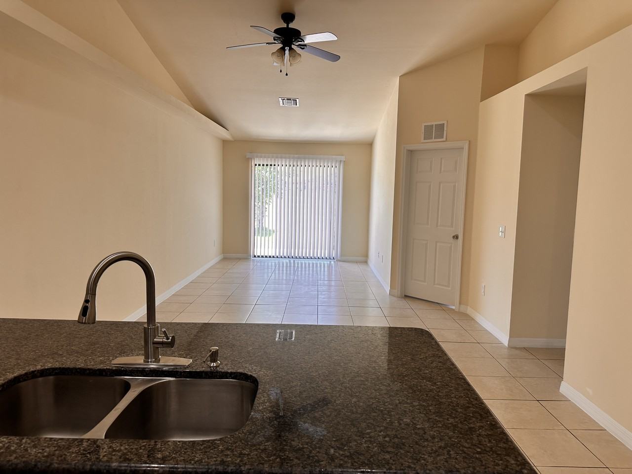 914 Se 8th St - Photo 5 of 20
