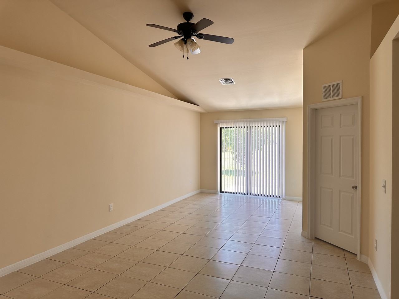 914 Se 8th St - Photo 6 of 20