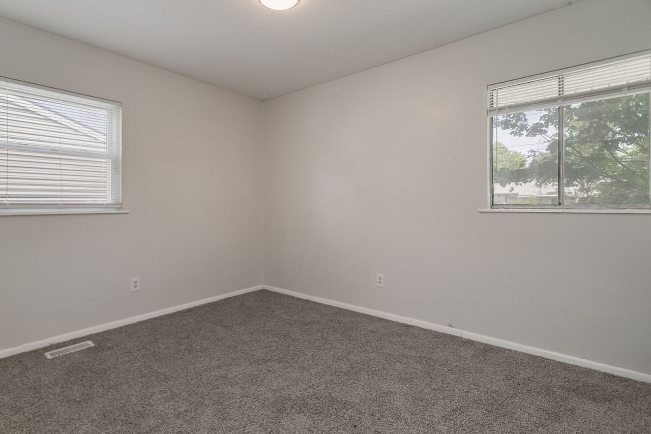 1333 Southlea Dr - Photo 5 of 18