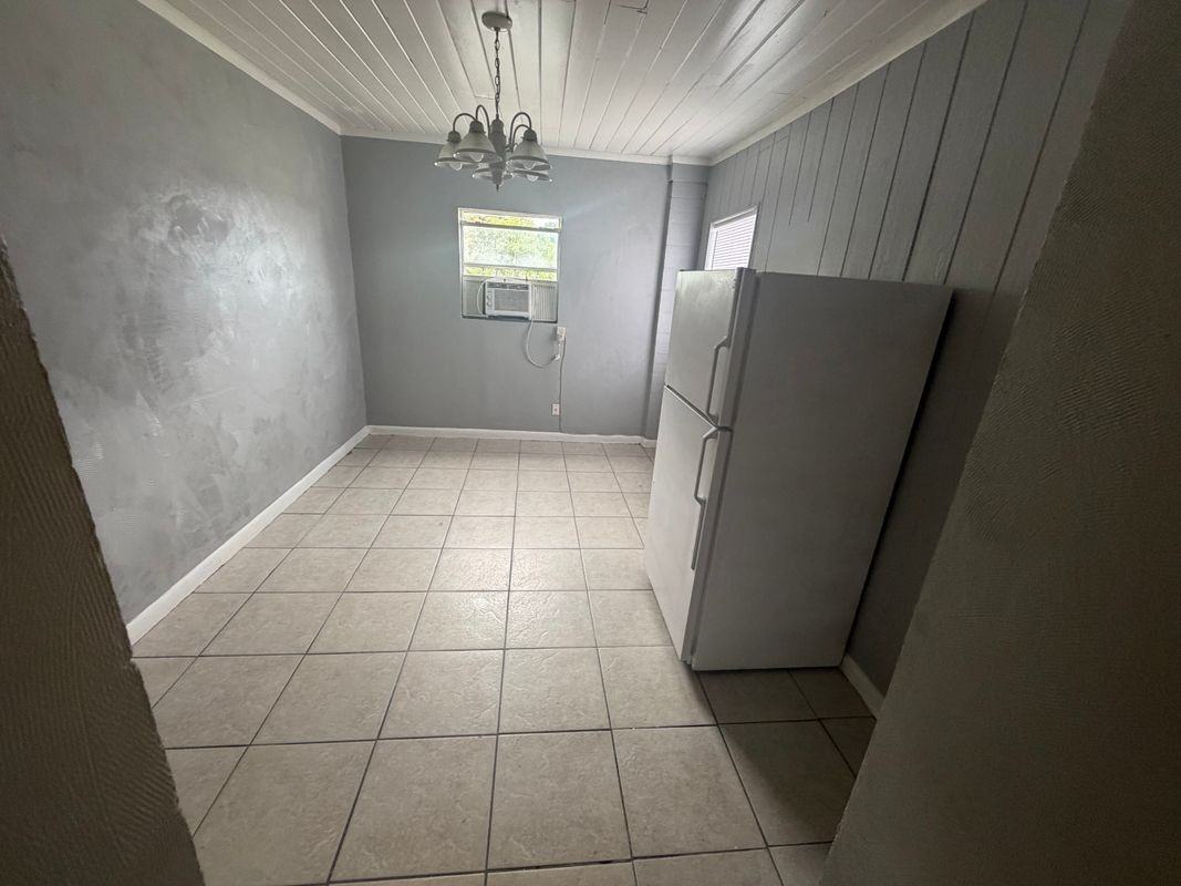 1324 44th St ##B - Photo 2 of 5