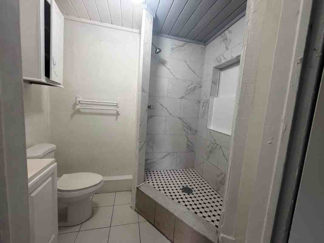 1324 44th St ##B - Photo 3 of 5