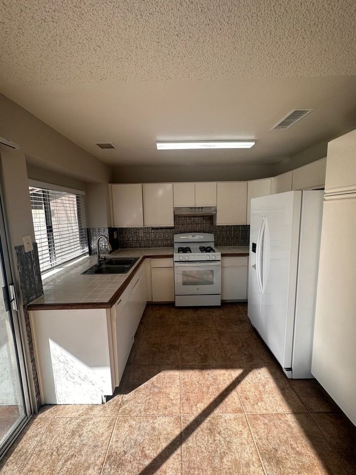 11929 Sugar Creek Ct - Photo 2 of 24