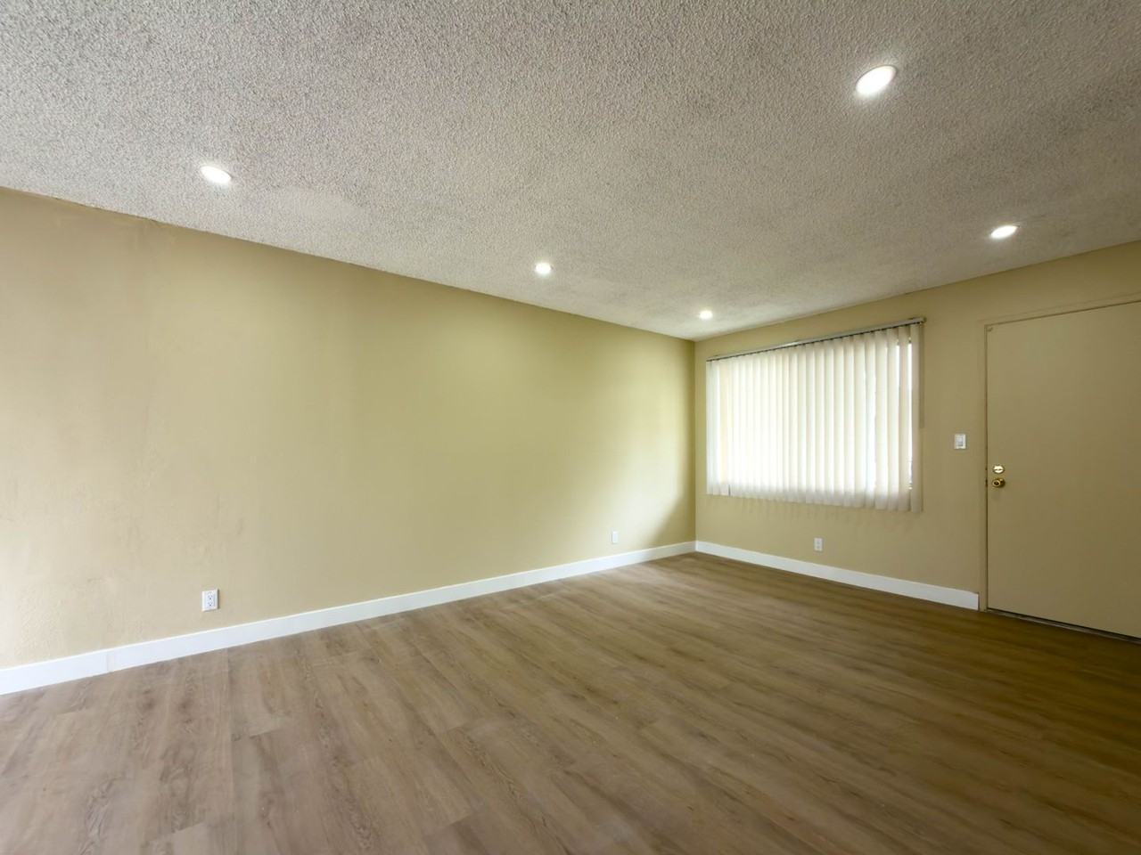 6535 Pickering Ave - Photo 2 of 33