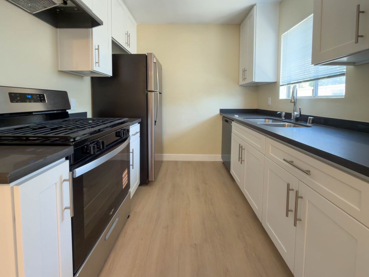 6535 Pickering Ave - Photo 4 of 33