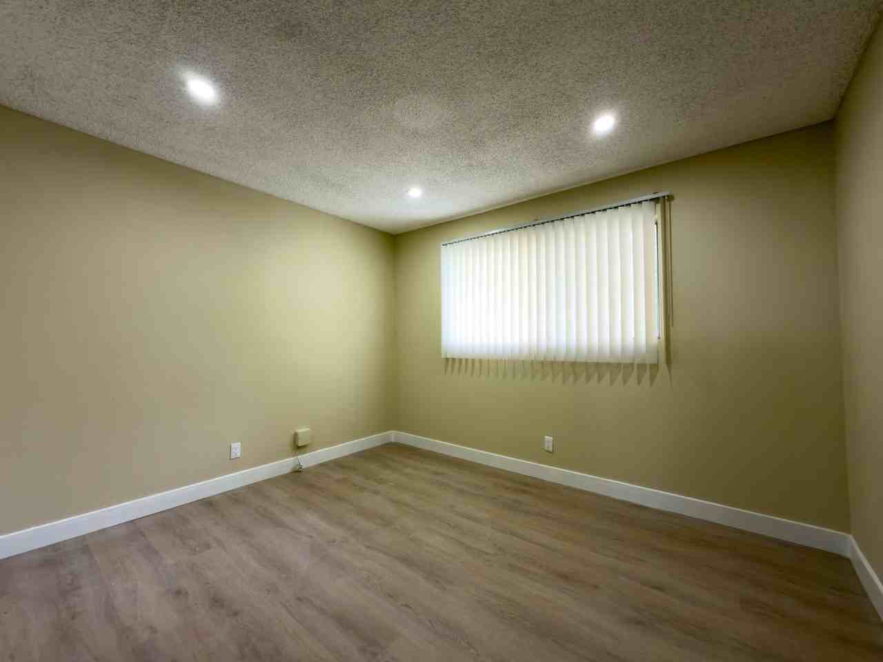 6535 Pickering Ave - Photo 6 of 33