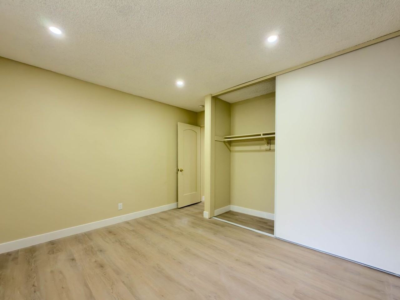 6535 Pickering Ave - Photo 7 of 33
