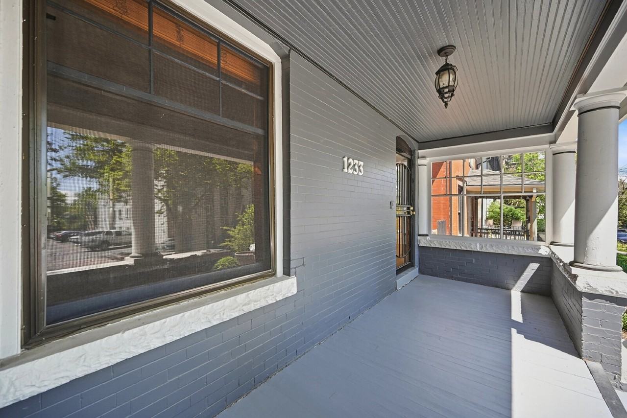 1233 Elizabeth St - Photo 4 of 40