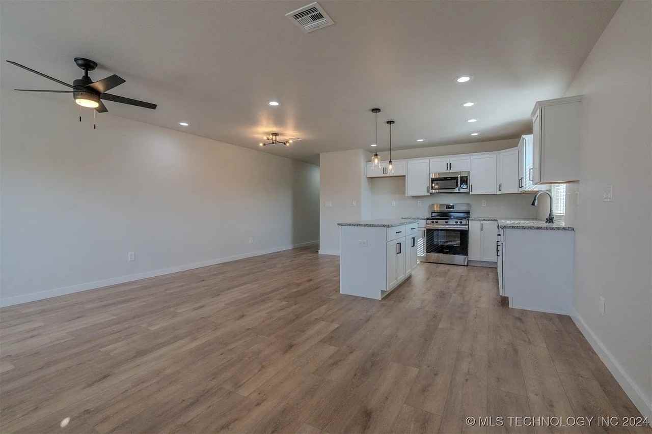 4119 W 57th St #B - Photo 6 of 34