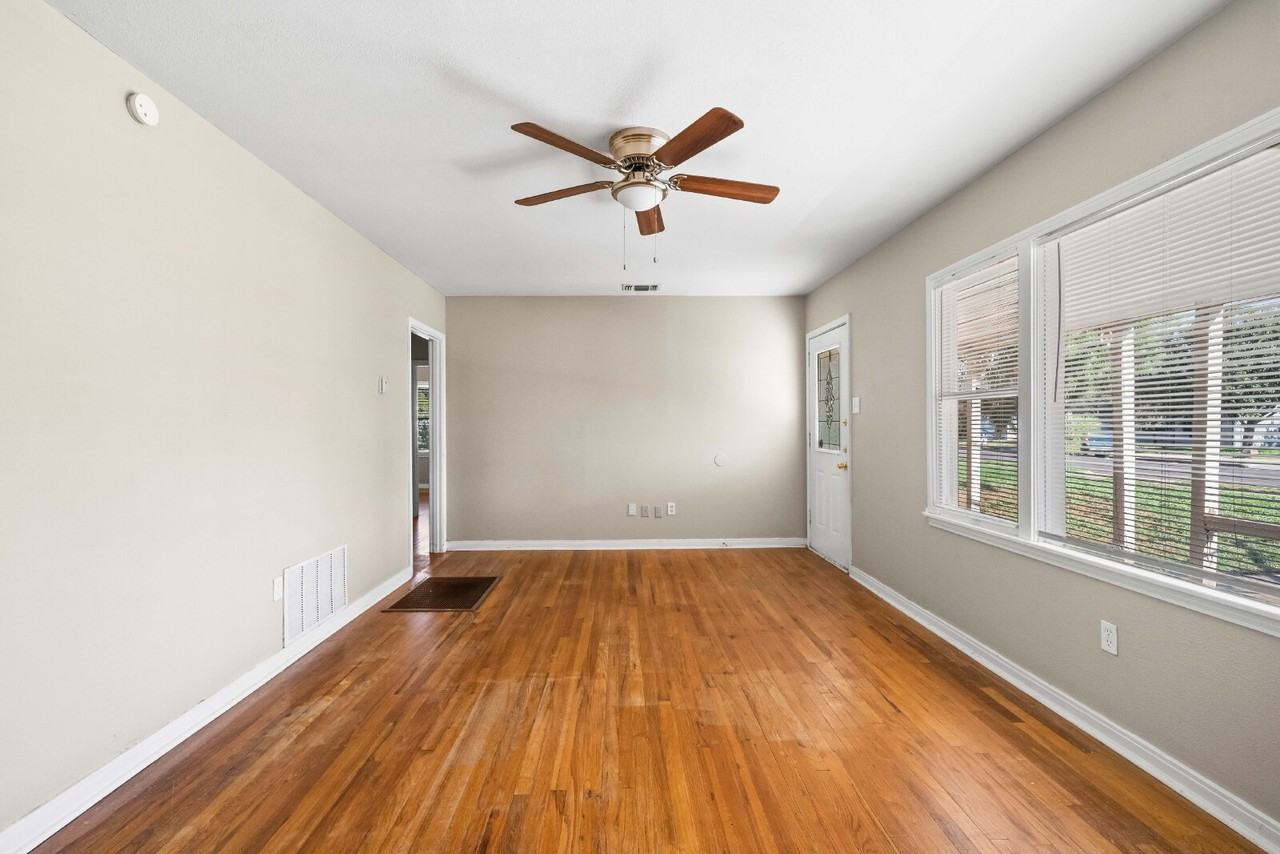 2514 36th St - Photo 4 of 20