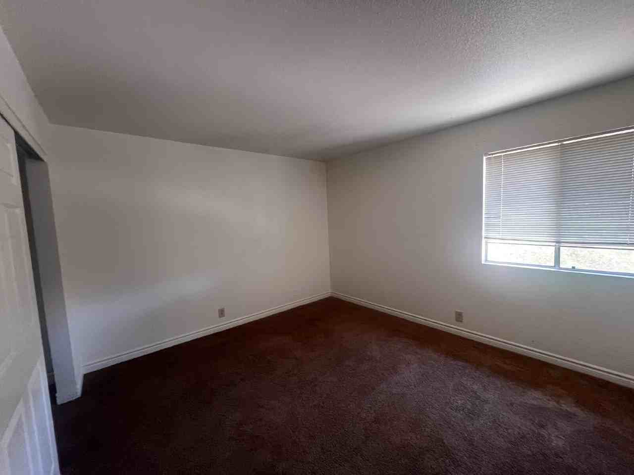 4972 River Glen Dr - Photo 5 of 12
