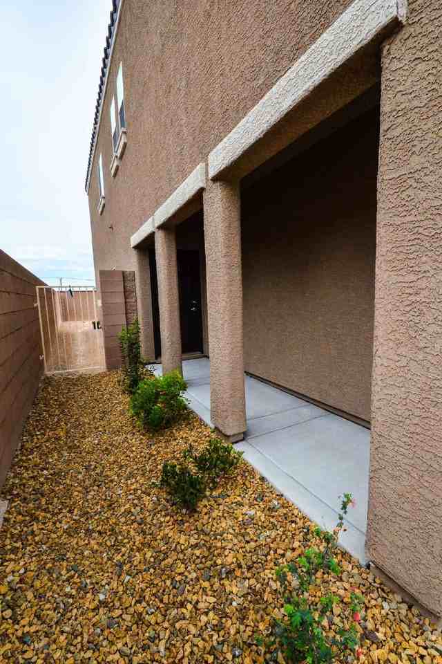9422 Sand Tiger Ave - Photo 3 of 27