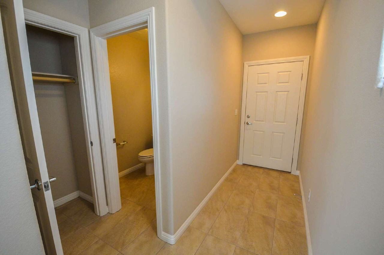 9422 Sand Tiger Ave - Photo 4 of 27