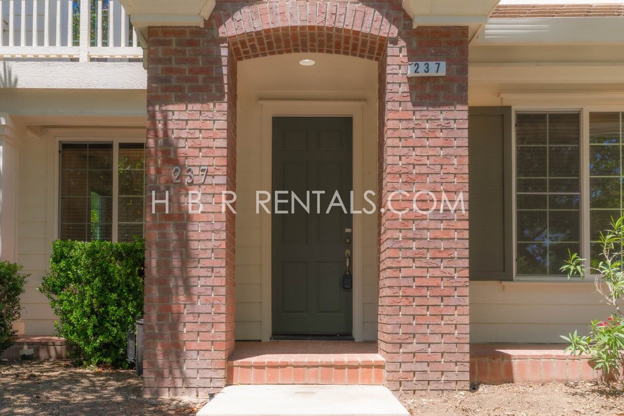 237 E Legacy Dr - Photo 4 of 40