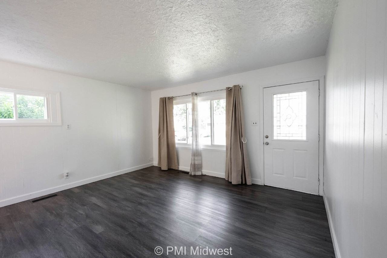 4627 Karen Dr - Photo 3 of 24