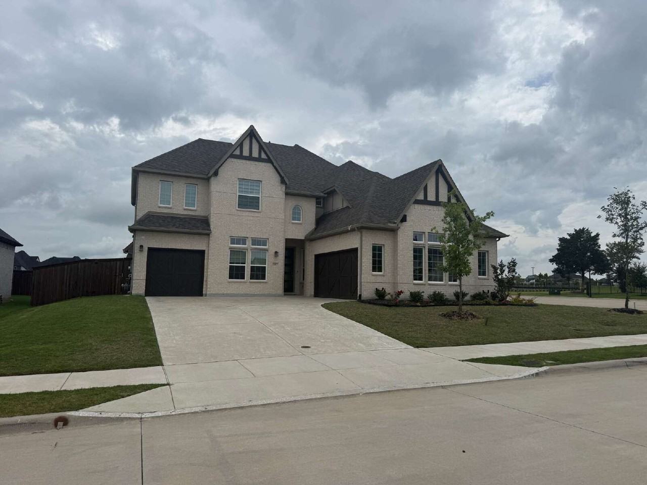 1927 Pebble Ln - Photo 2 of 44
