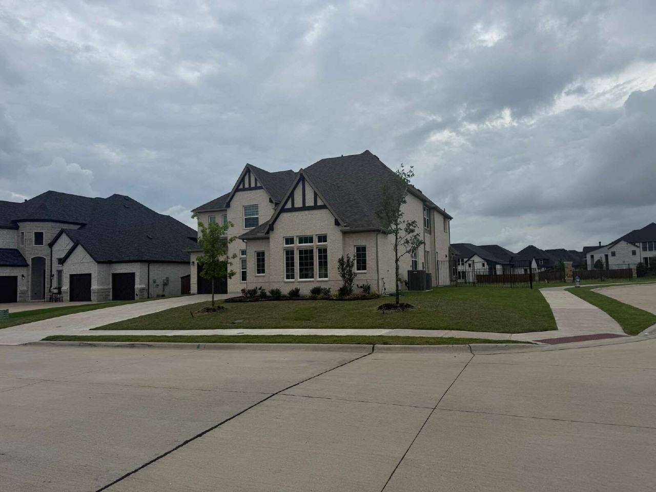 1927 Pebble Ln - Photo 3 of 44