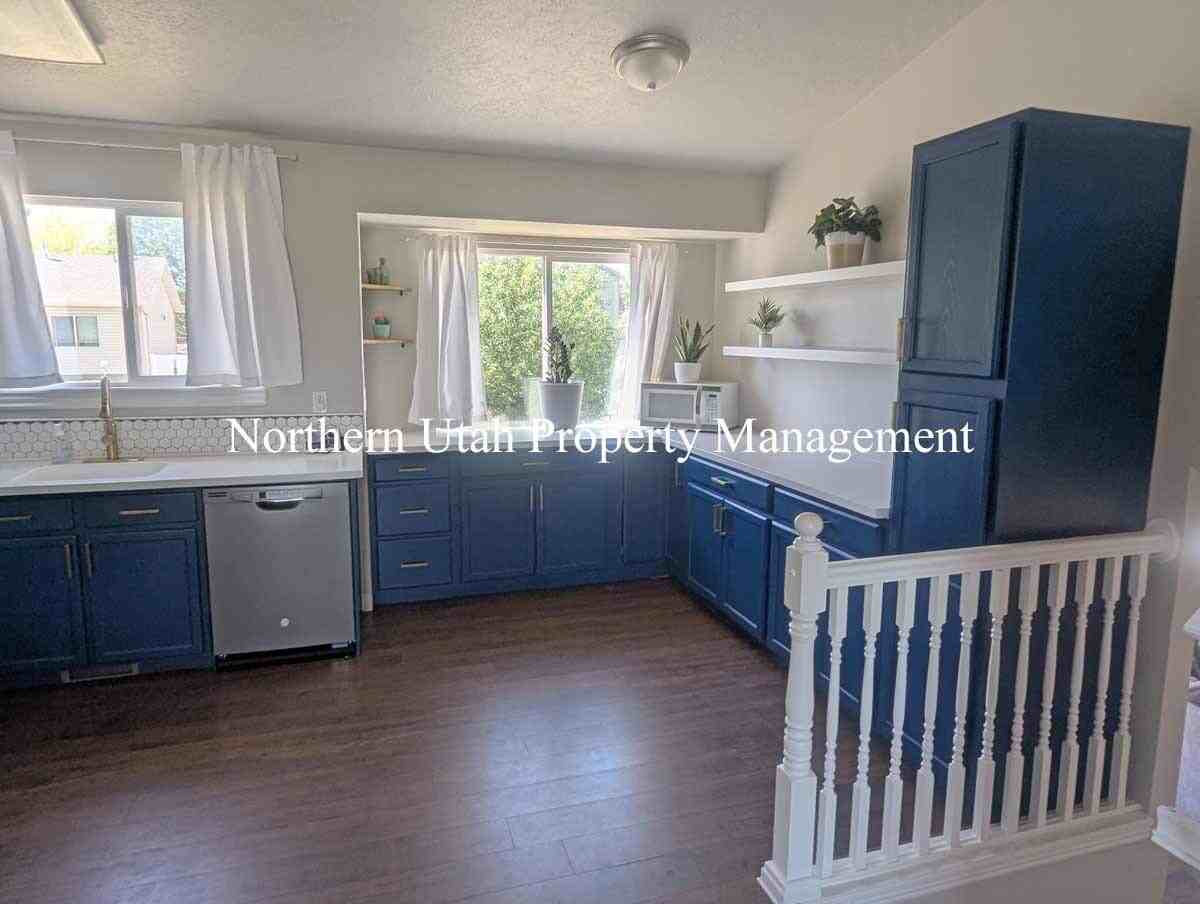 1287 W 2000 N - Photo 5 of 18