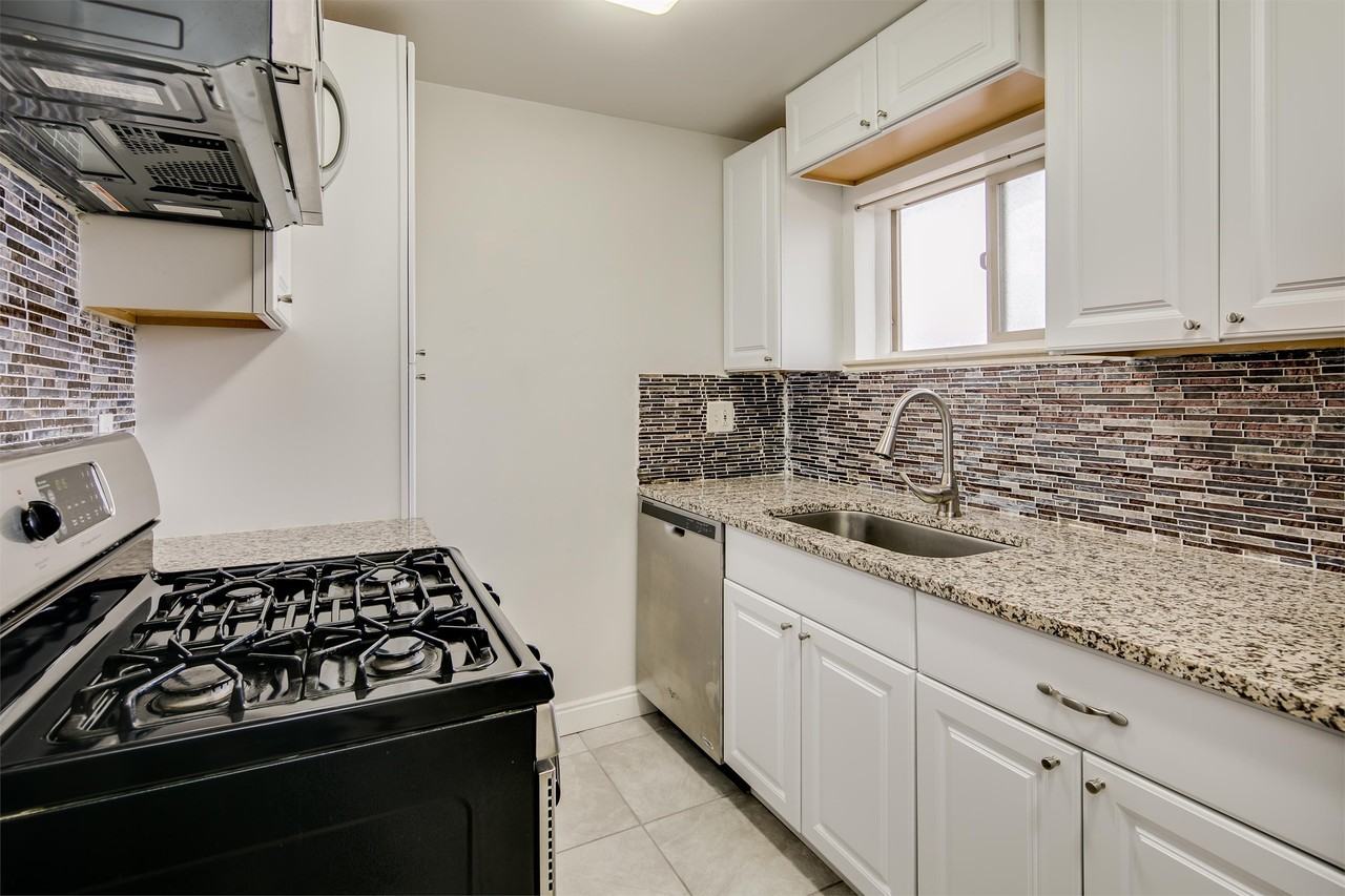 220 S Holly St #2 - Photo 4 of 18