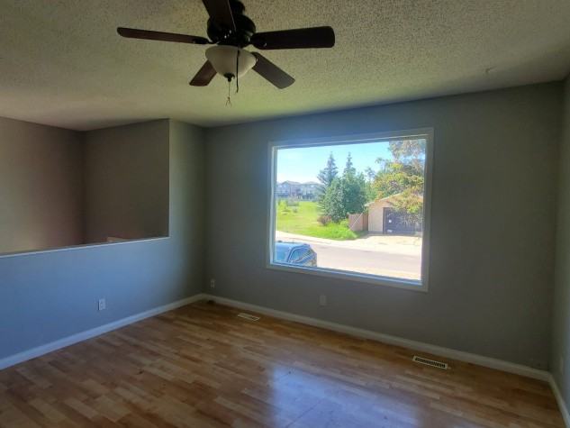 Lovley 3 Bedroom Duplex Located in Sylvan Lake!! - Photo 3 of 11