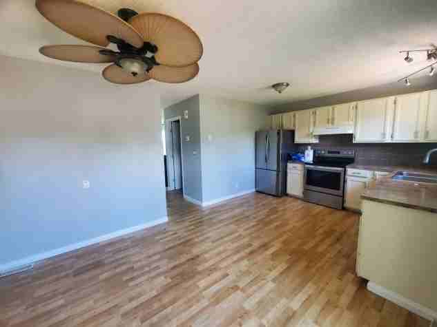 Lovley 3 Bedroom Duplex Located in Sylvan Lake!! - Photo 6 of 11