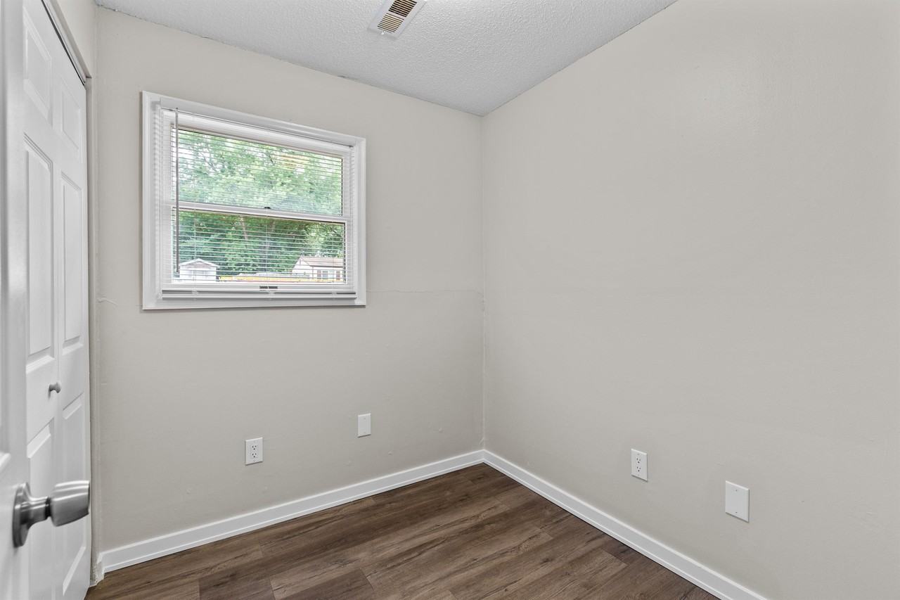 1415 Plaza Pl - Photo 3 of 18