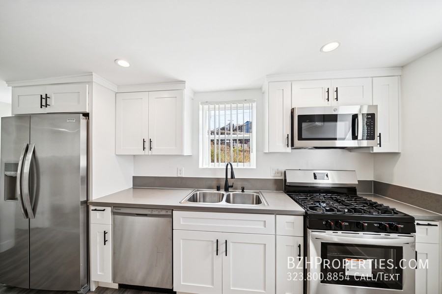 1267 Vin Scully Ave Property - Photo 2 of 7