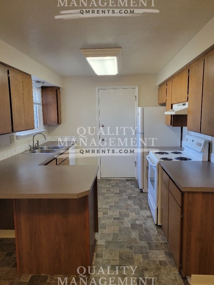 2007 S Locust St - Photo 4 of 15