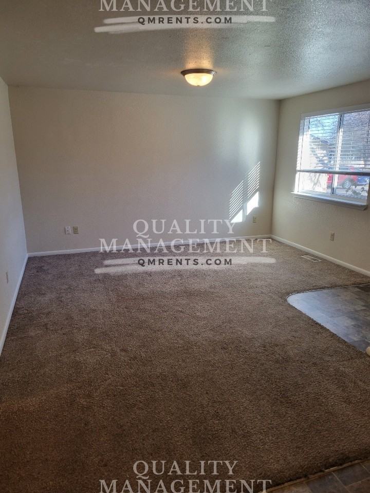 2007 S Locust St - Photo 6 of 15