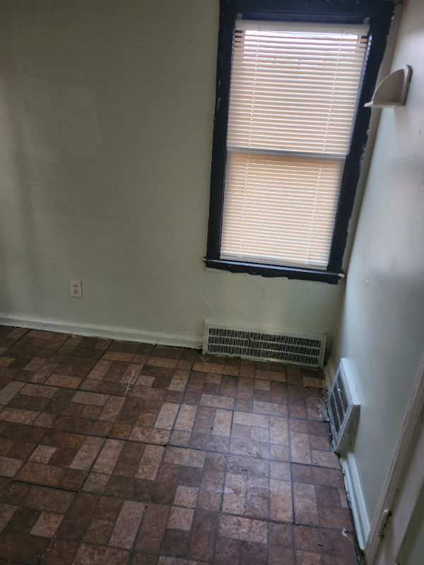 20438 Russell St - Photo 4 of 14