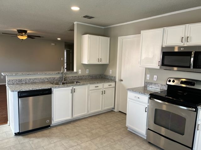1579 Crown View Dr - Photo 3 of 11