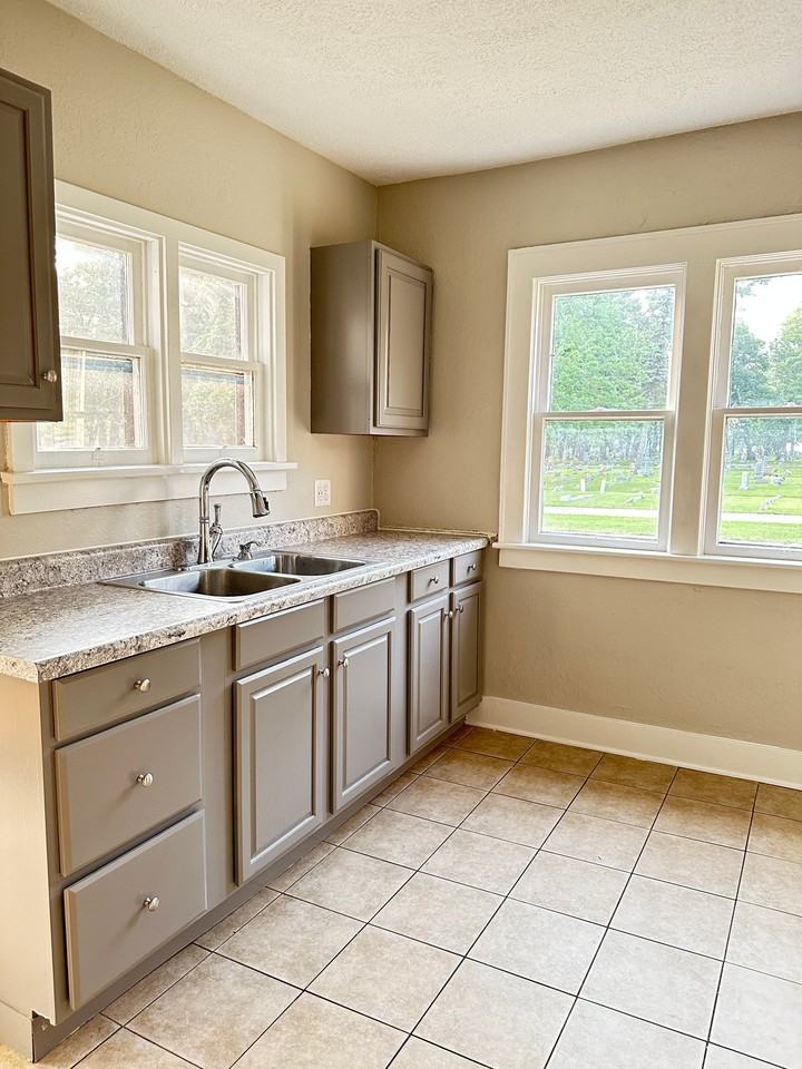 1607 Mcilwraith St #1 - Photo 3 of 19