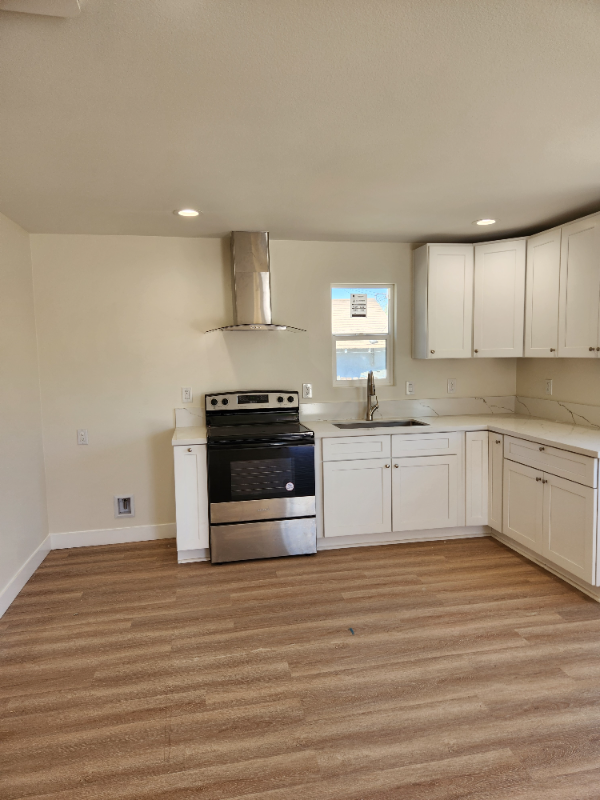 915 W 8th St #2 - Photo 3 of 19