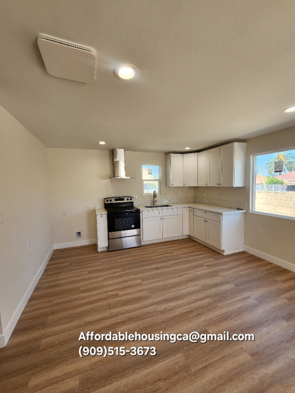 915 W 8th St #2 - Photo 4 of 19
