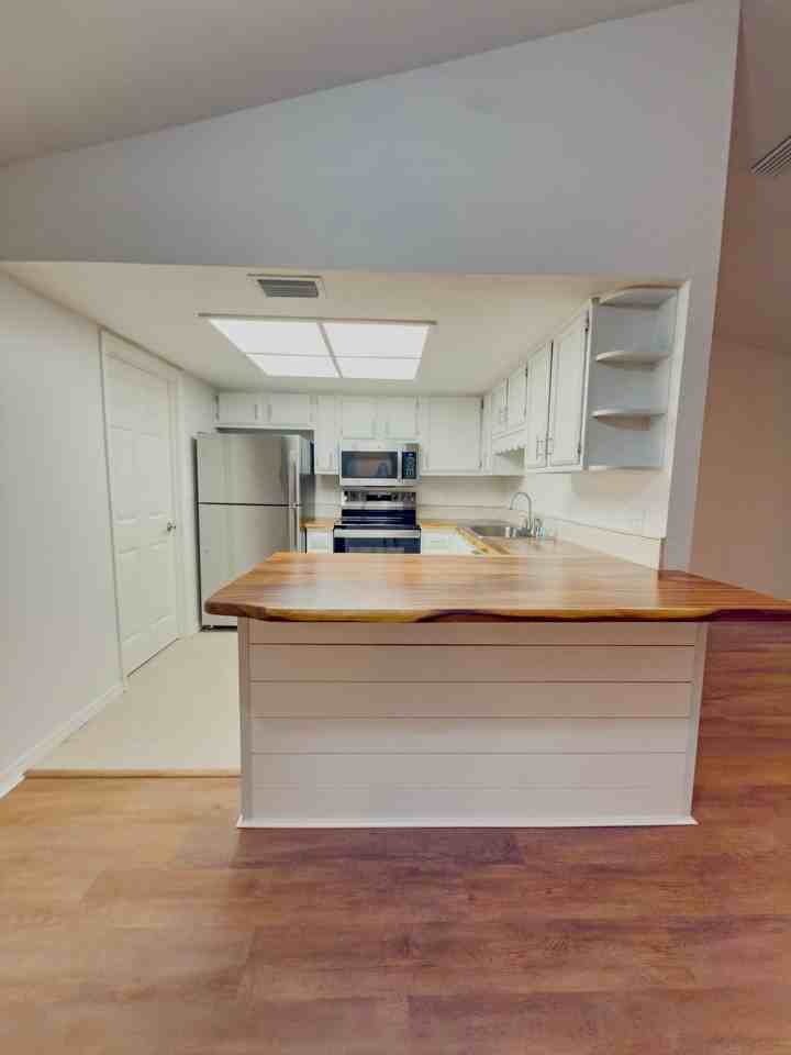 1815 Nw 41st Ave - Photo 4 of 26