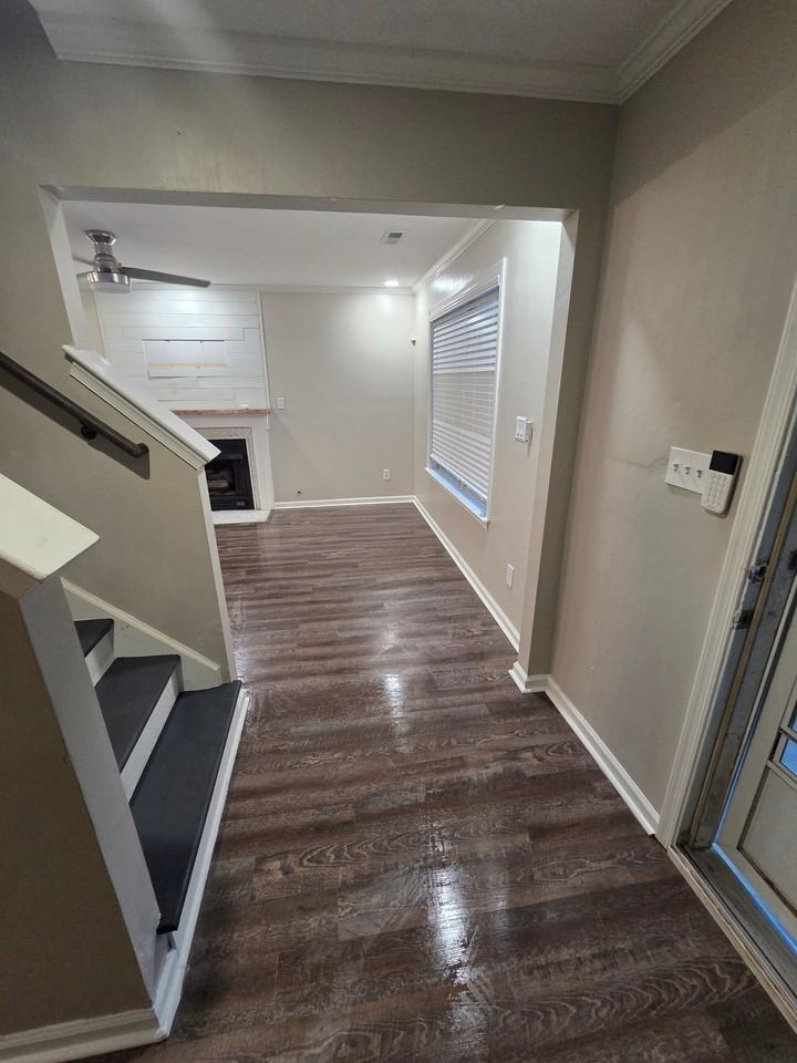 403 Judges Ct - Photo 2 of 33