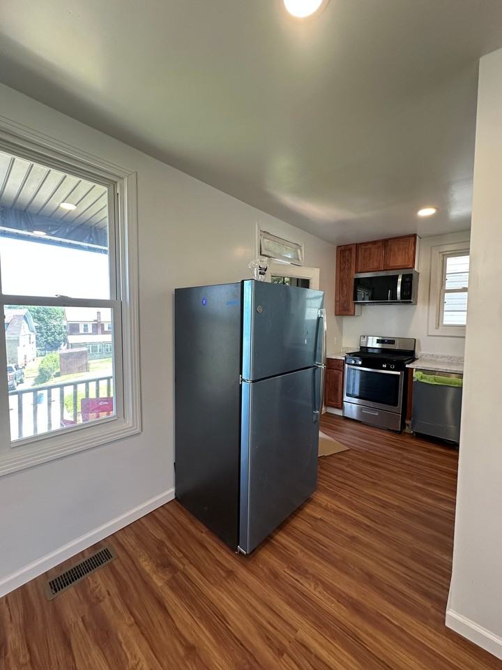 1469 Franklin St - Photo 3 of 15