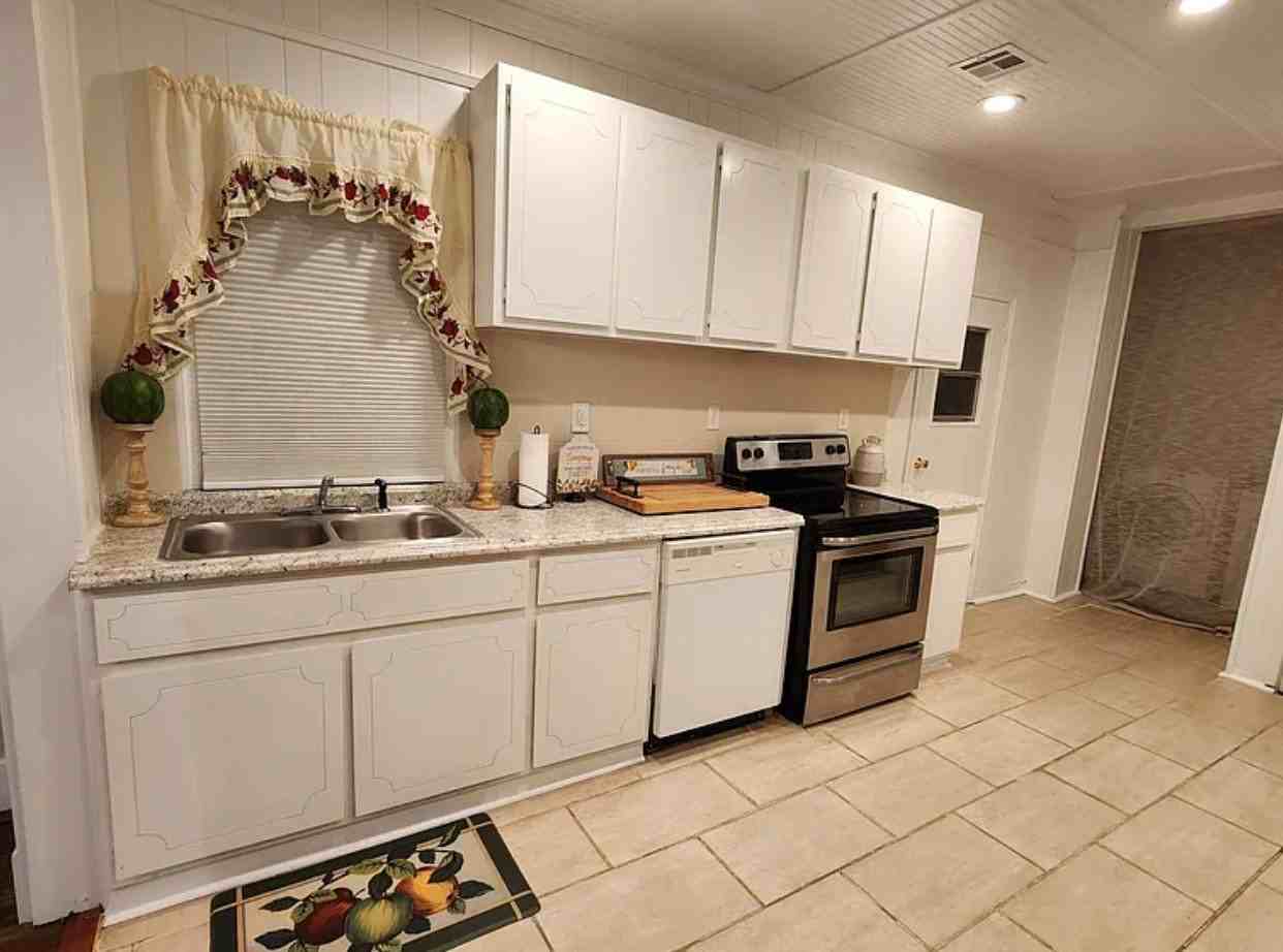 224 Greene St - Photo 3 of 18