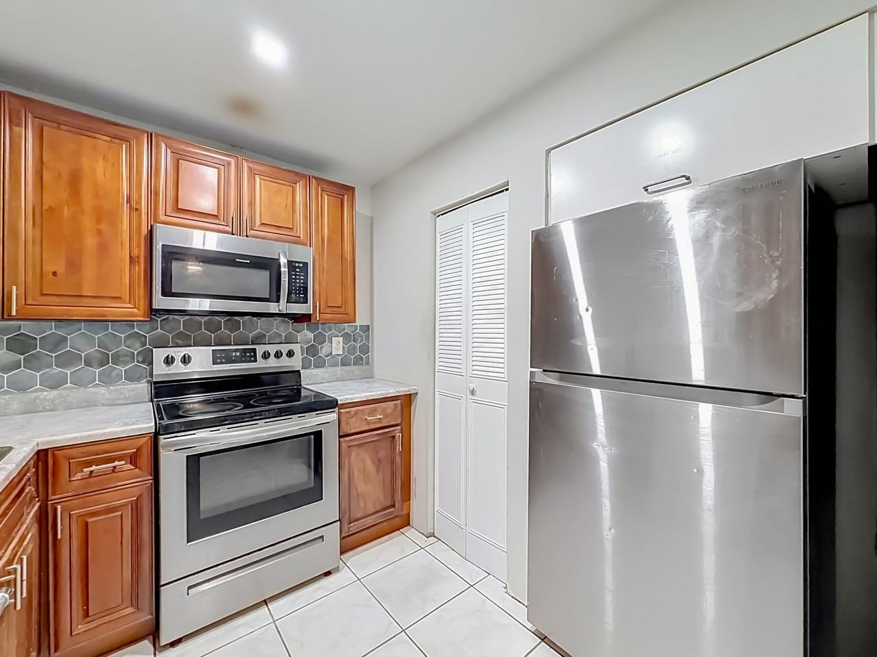 7460 Nw 16th St - Photo 5 of 8