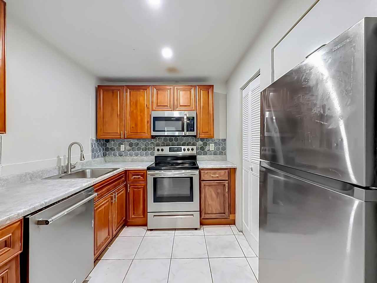 7460 Nw 16th St - Photo 6 of 8