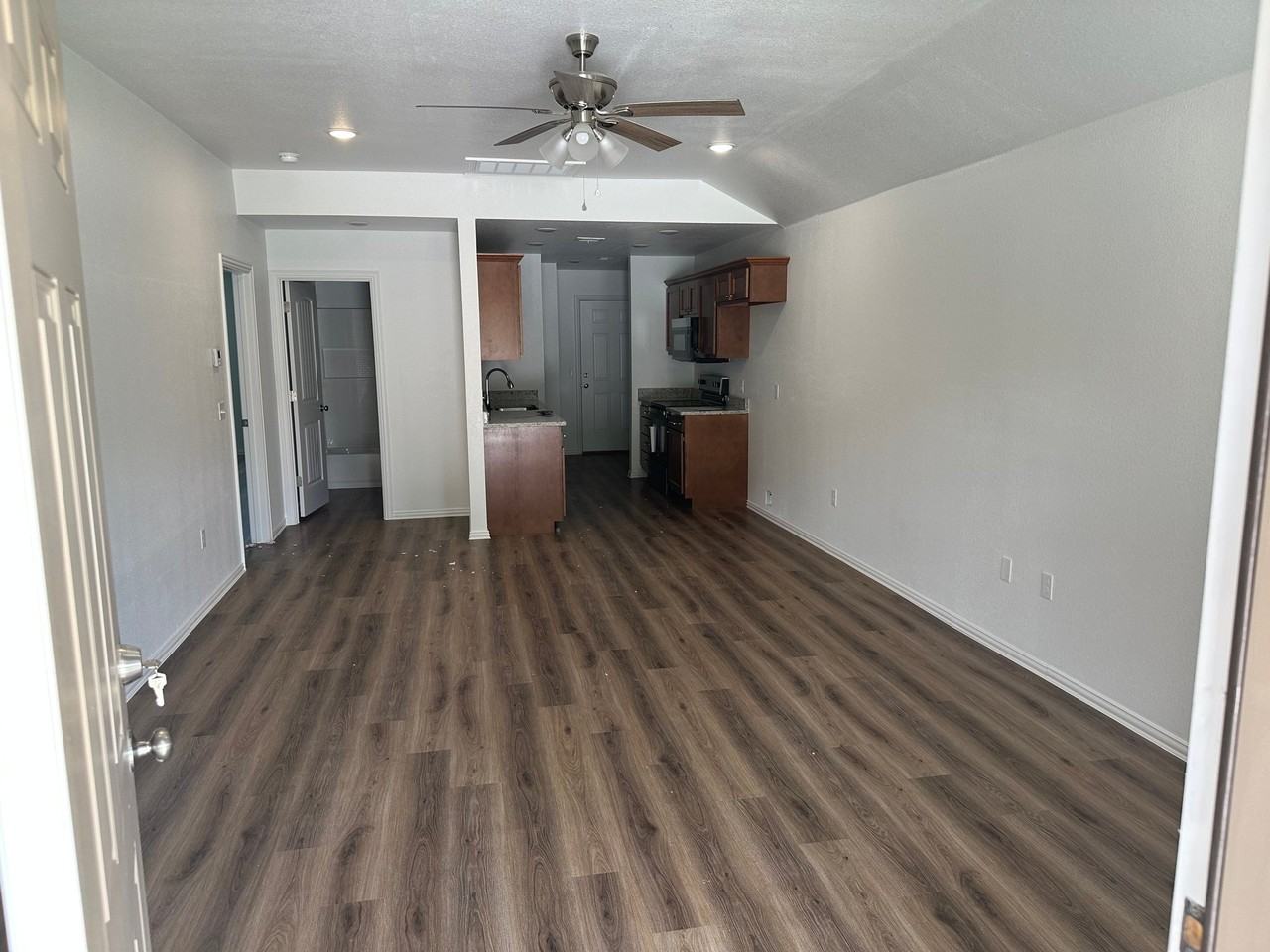605 E Wolf St - Photo 7 of 12