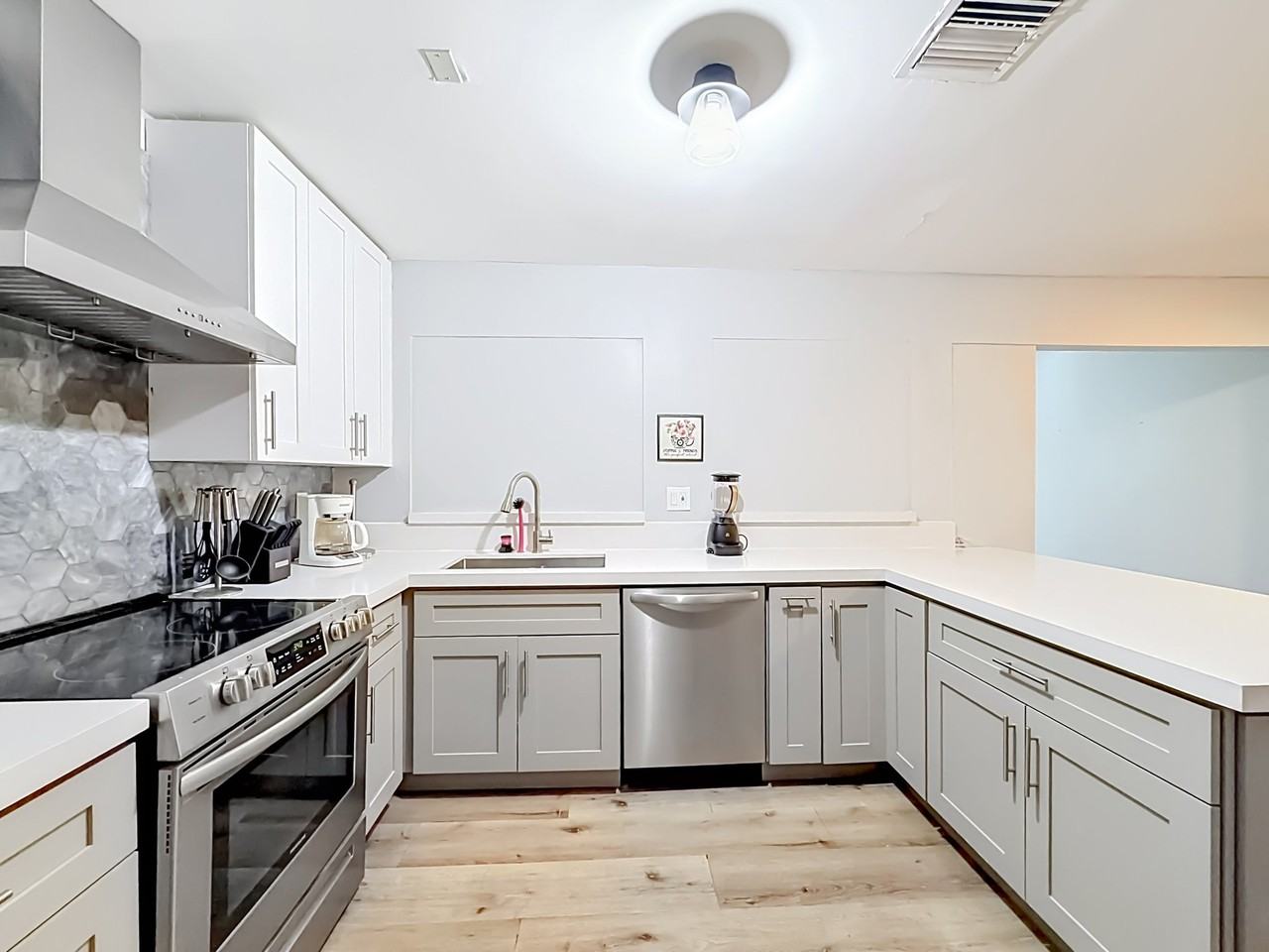 7464 Nw 16th St - Photo 5 of 14