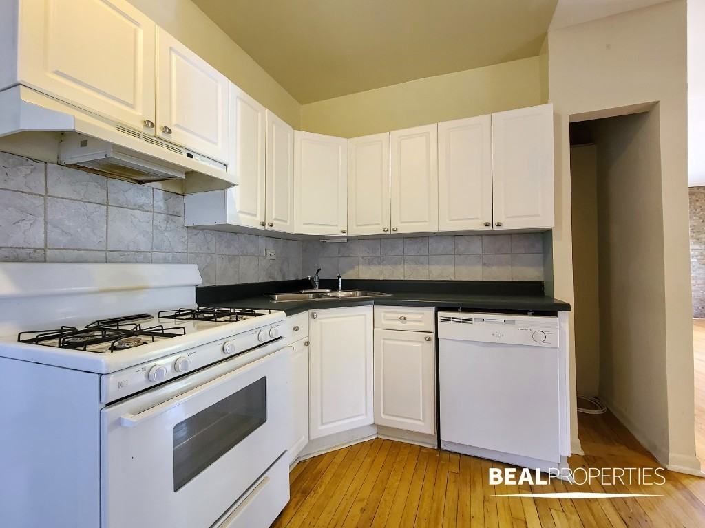 4235 N Paulina St - Photo 4 of 9