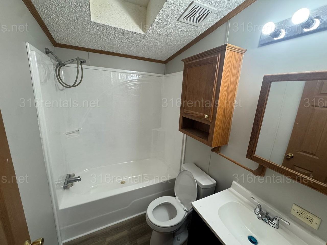 114 Blaine St - Photo 4 of 11