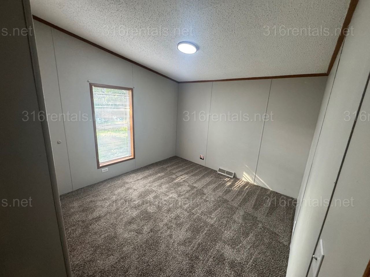 114 Blaine St - Photo 5 of 11