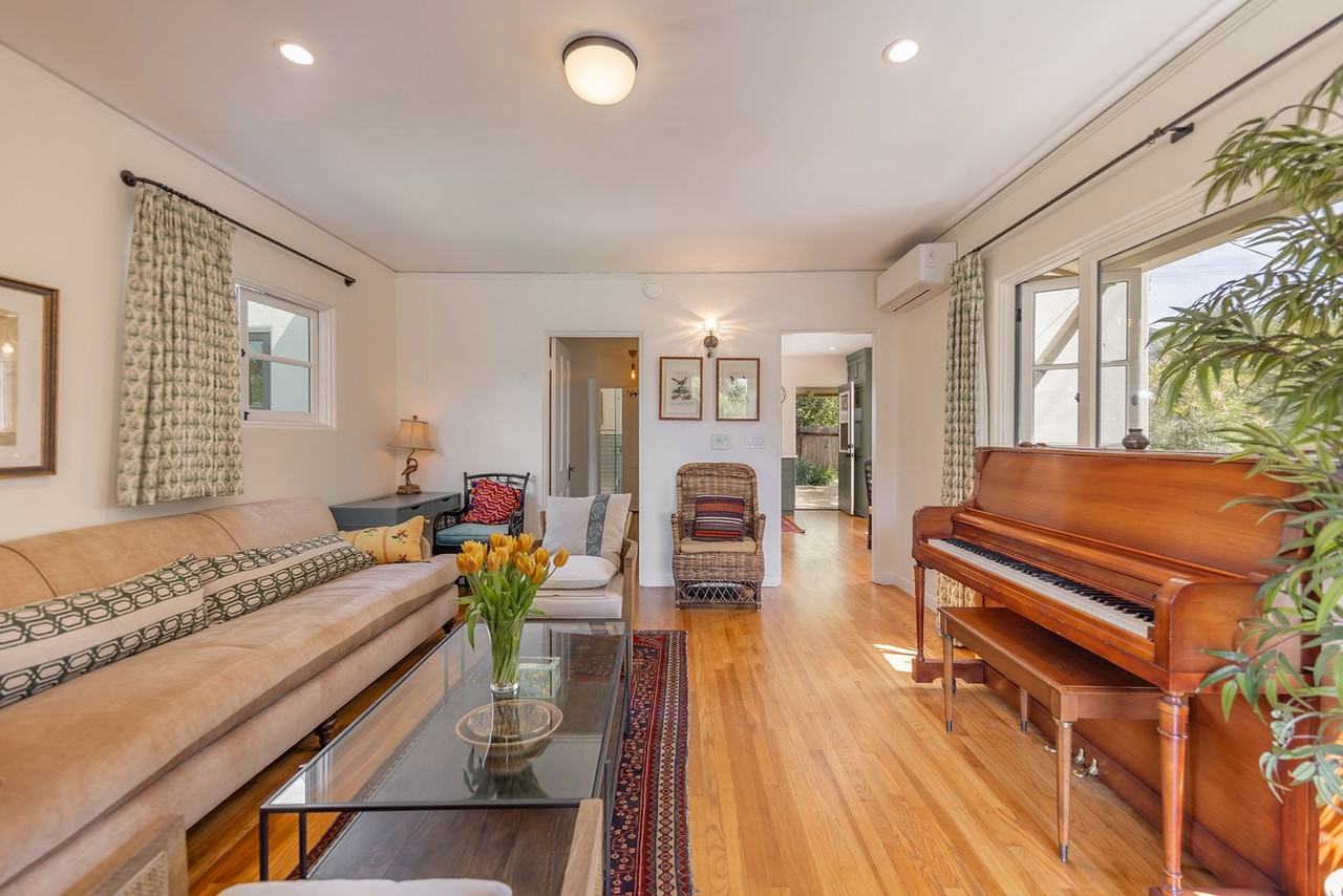 112 E Summer St - Photo 3 of 21