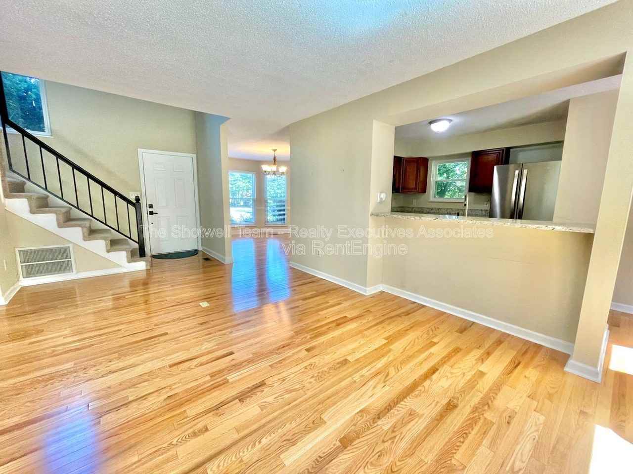 1363 Wenlock Rd - Photo 2 of 12