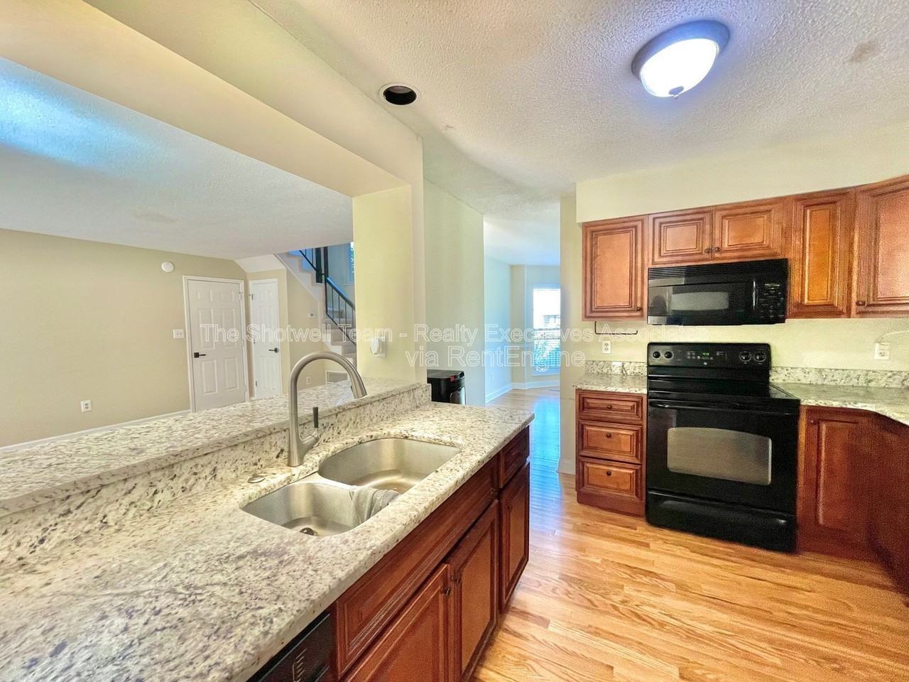 1363 Wenlock Rd - Photo 4 of 12