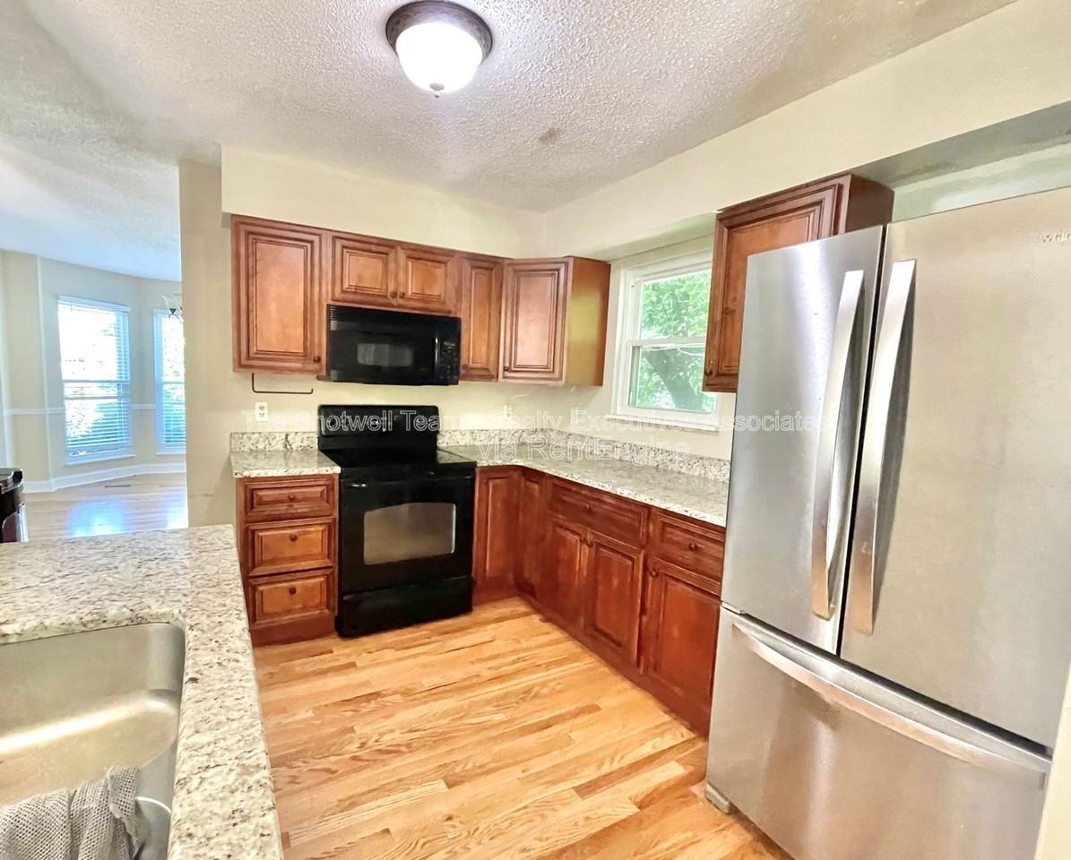1363 Wenlock Rd - Photo 5 of 12