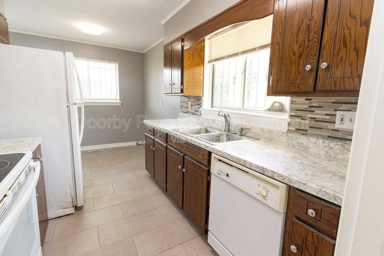 3810 Nandena Dr - Photo 4 of 28
